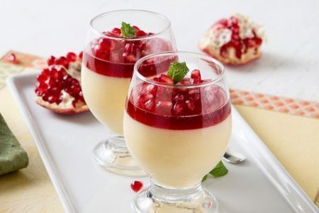 Panna Cotta de Coco com Calda de Romã