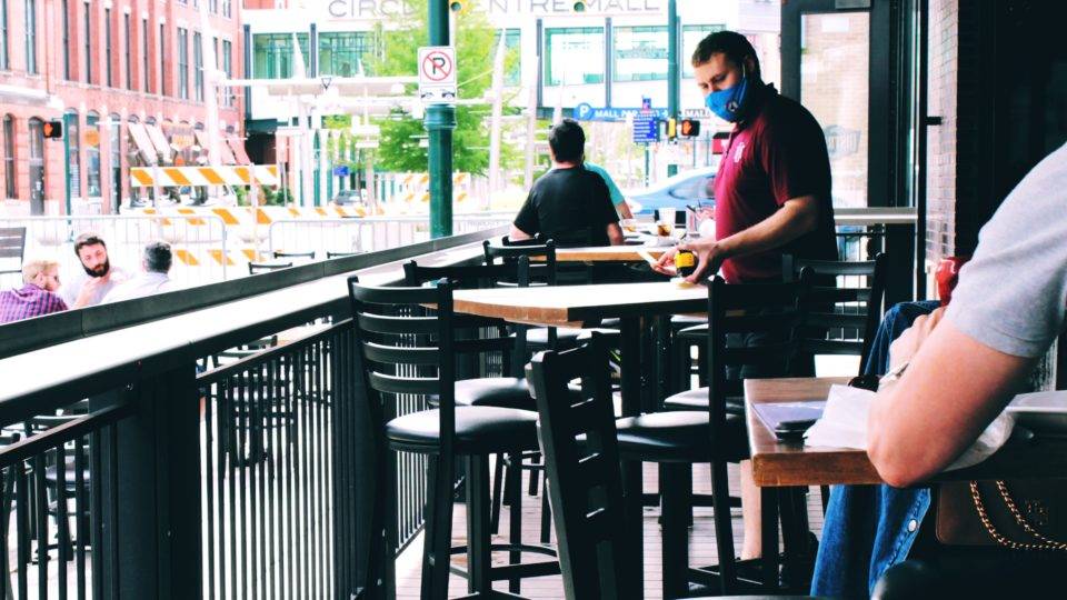 Cuidados para evitar contágio de doenças virais em restaurantes – para funcionários